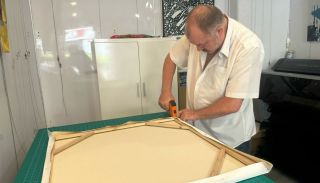 Comment tendre une toile sur châssis en moins de 5 minutes ?